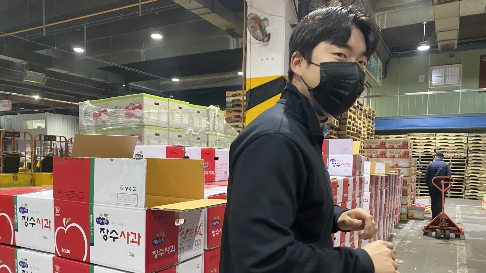 물건 떼러 새벽에 가락시장도 뛰어다니고 동해 수산물 경매장도 뛰어다니고.. 재밌었습니다.