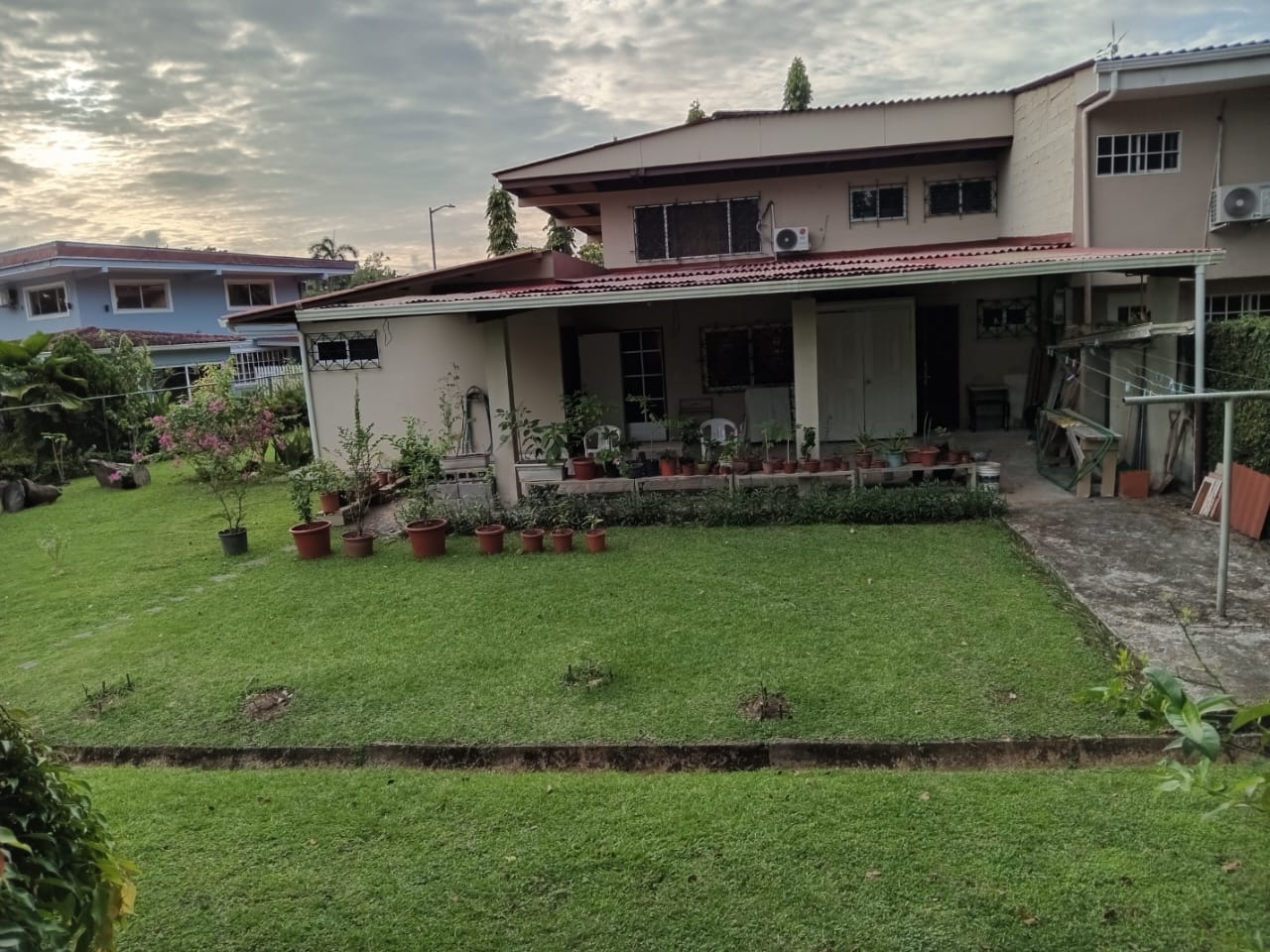 운하지역에 위치한 공기 좋고 조용하고 꽃과 나무와 새와 나비가 많은 정원도시에 위치한숙소