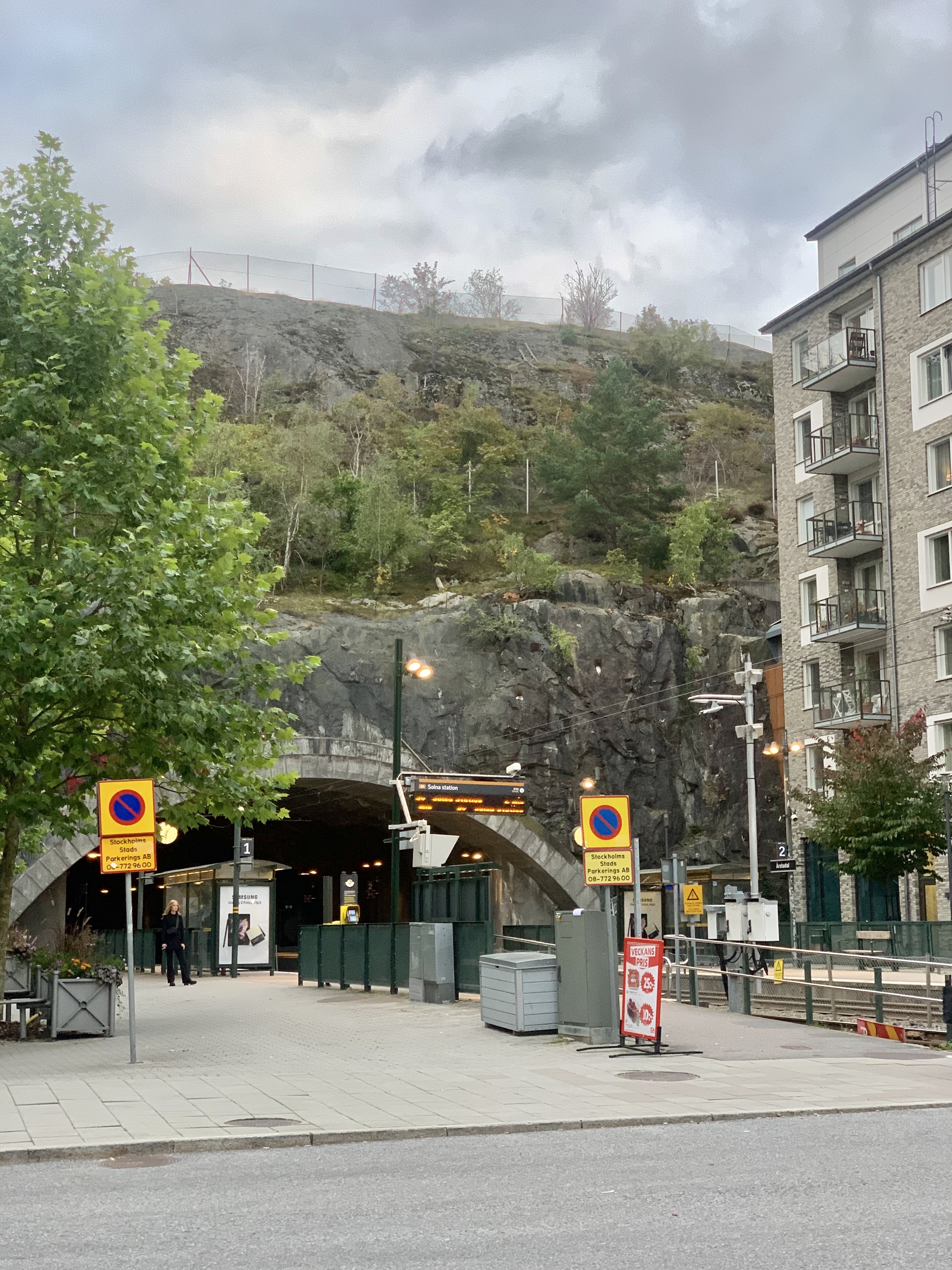 매일 학교 가는 길 트램을 타는 정류장이예요. 저 터널을 지나서 가는데, 지금 보니까 다소 행복과 모험의 나라로 떠나는 길 같네요. 👀