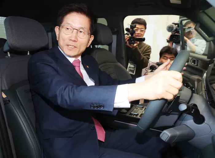 기아의 새 픽업트럭 타스만을 살펴보는 김문수 후보