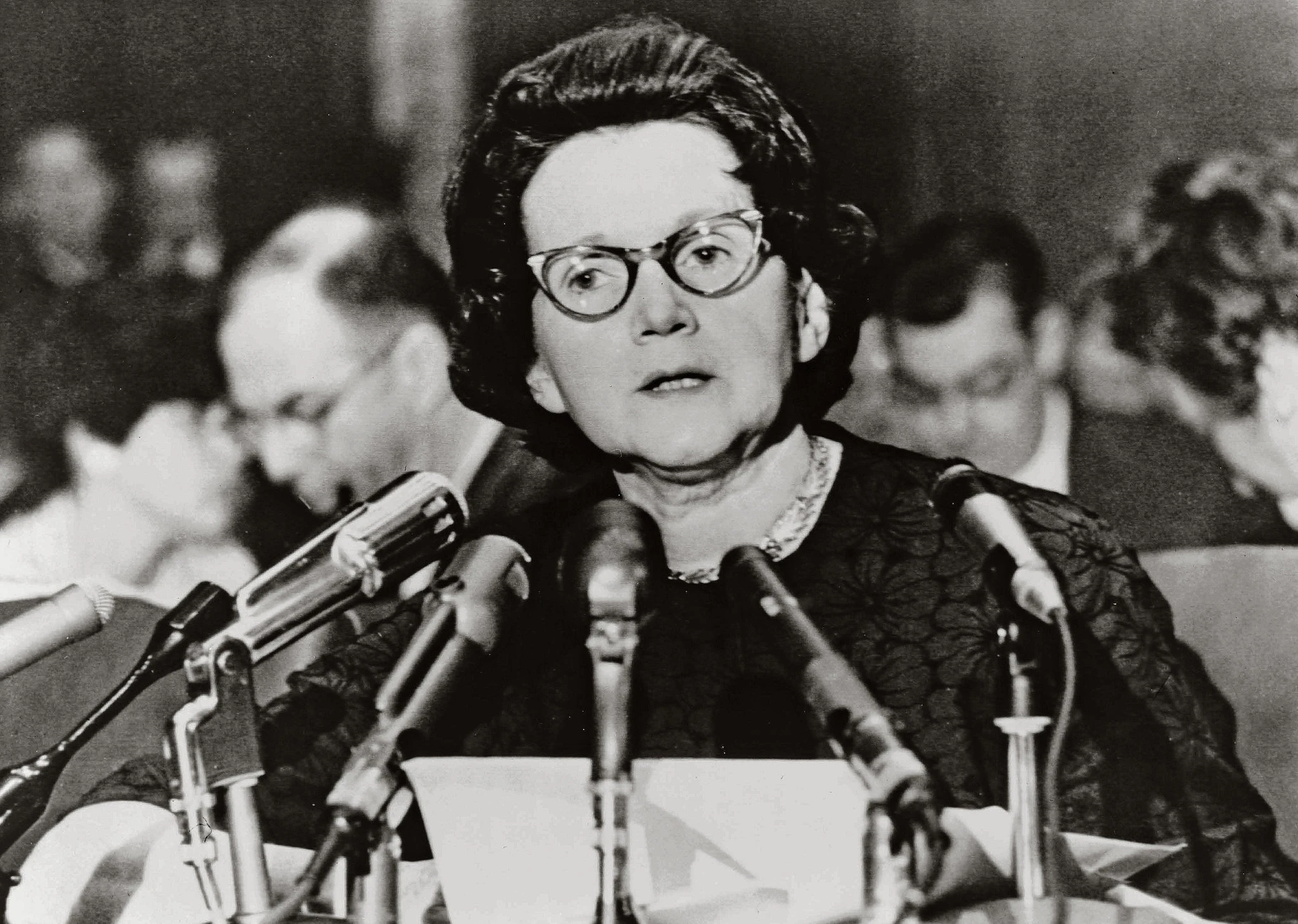 살충제 관련 상원 위원회 청문회에서 발표 중인 레이첼, 1963년 ⓒ United Press International