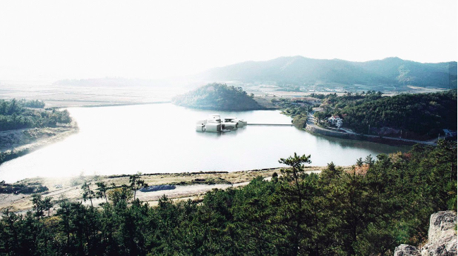 이곳은, 어디일까요. 다소 이국적으로 보이는 섬과 바다 그리고 섬의 풍경은 전라남도 신안군 이름도 생소한 안좌도라 해요.