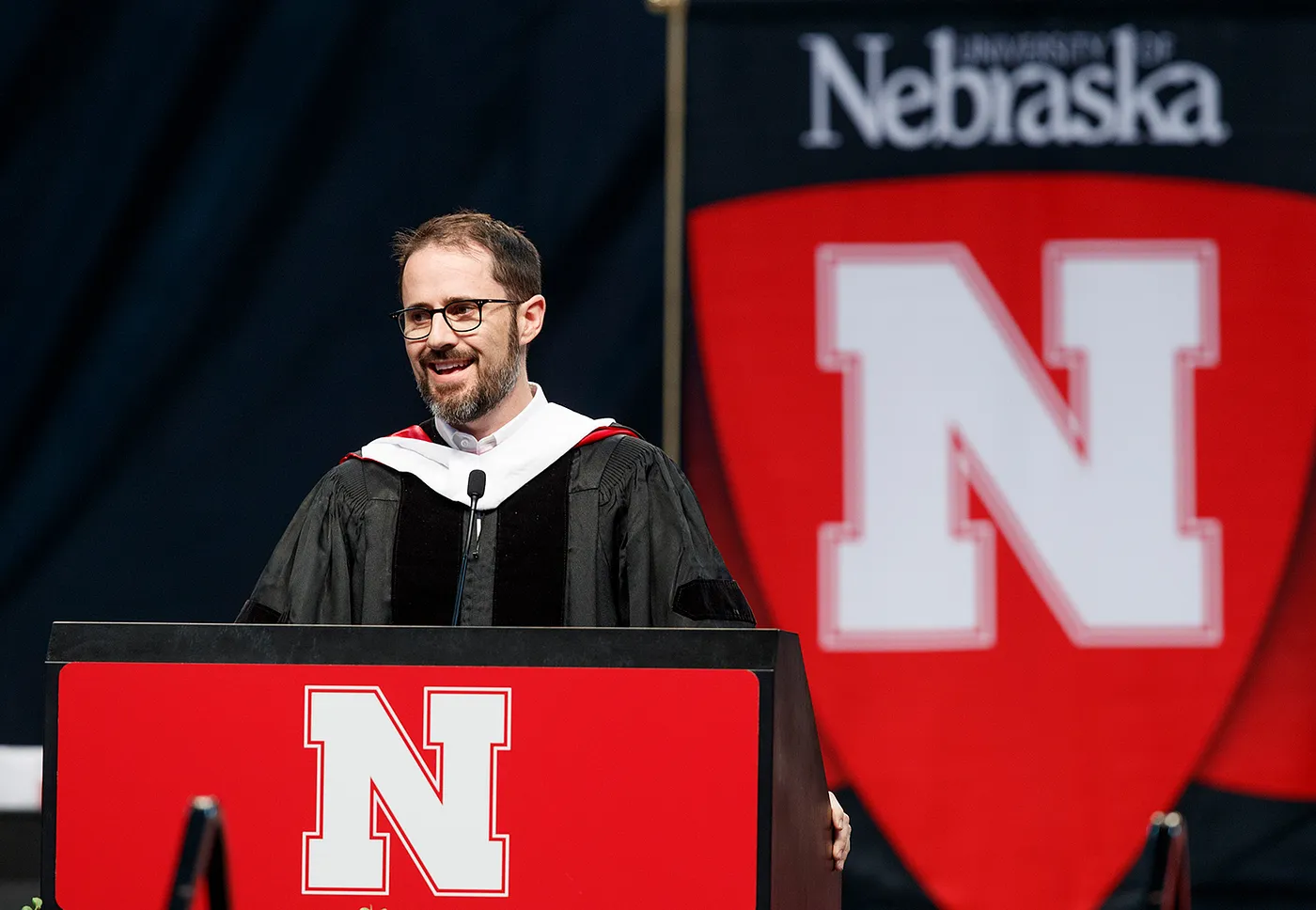 2017년 네브래스카 대학교 졸업식 연설 중인 에반 윌리엄스출처: https://medium.com/university-of-nebraska-lincoln/notable-nebraska-alumni-9136b0f6308d