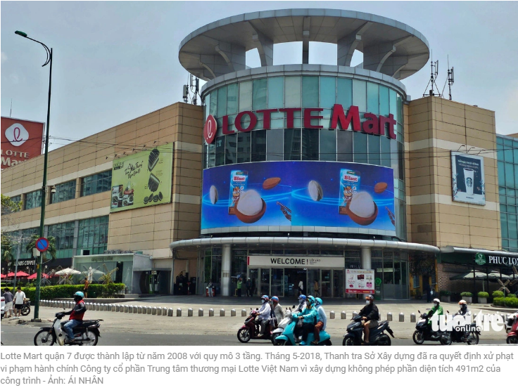 7군 롯데마트는 2008년 3층 규모로 건설되었습니다. 2018년 5월, 건설감사관은 491m2를 불법 건축한 베트남 롯데 쇼핑몰 사에 행정위반 처분 결정을 냈습니다.