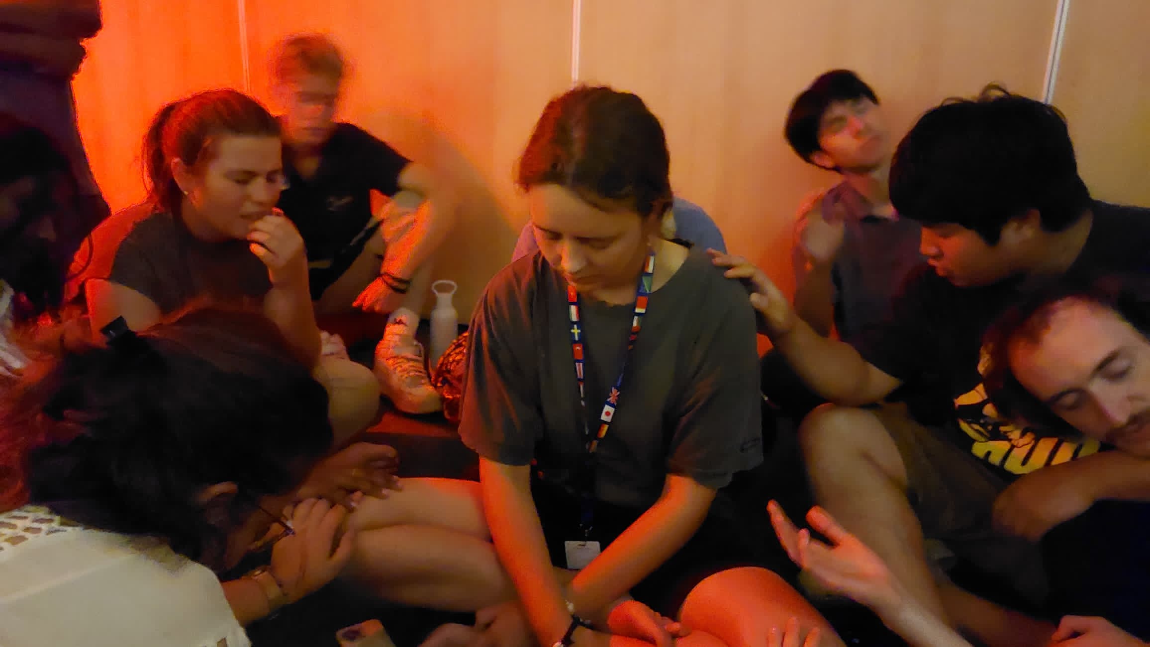 친구의 다음 여정을 위해 기도하는 있는 모습