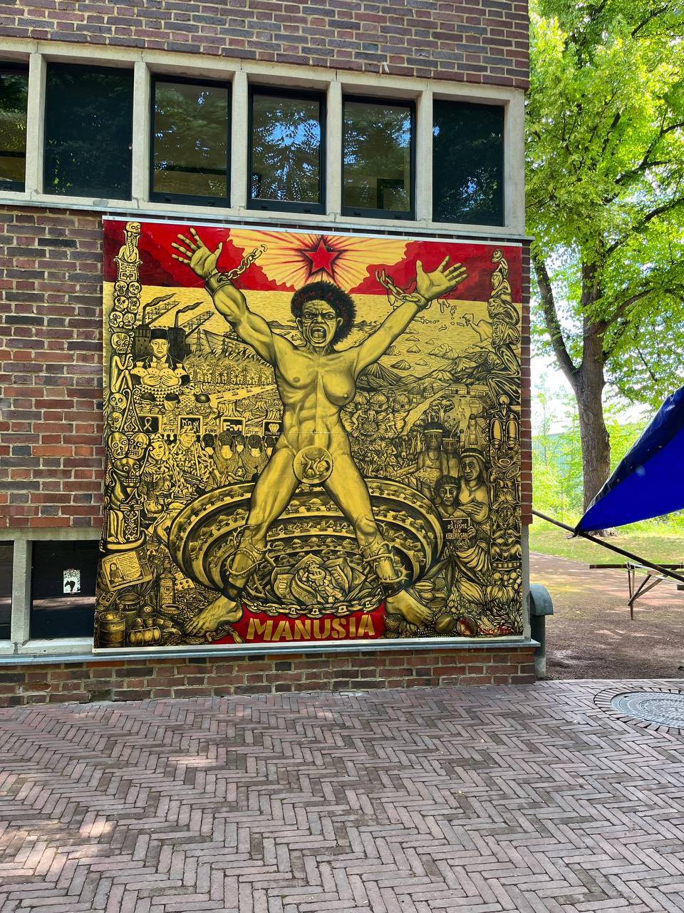 이건 내가 아니라 동행인이 오전에 가서 찍은것임. 철거된 말레이시아 콜렉티브의 다른 걸개 작업. 정말 짜세라고 생각된다. 이런거에 감동할때마다 취향이 민중스럽게 형성된 것 같아서 부끄럽다.&nbsp;