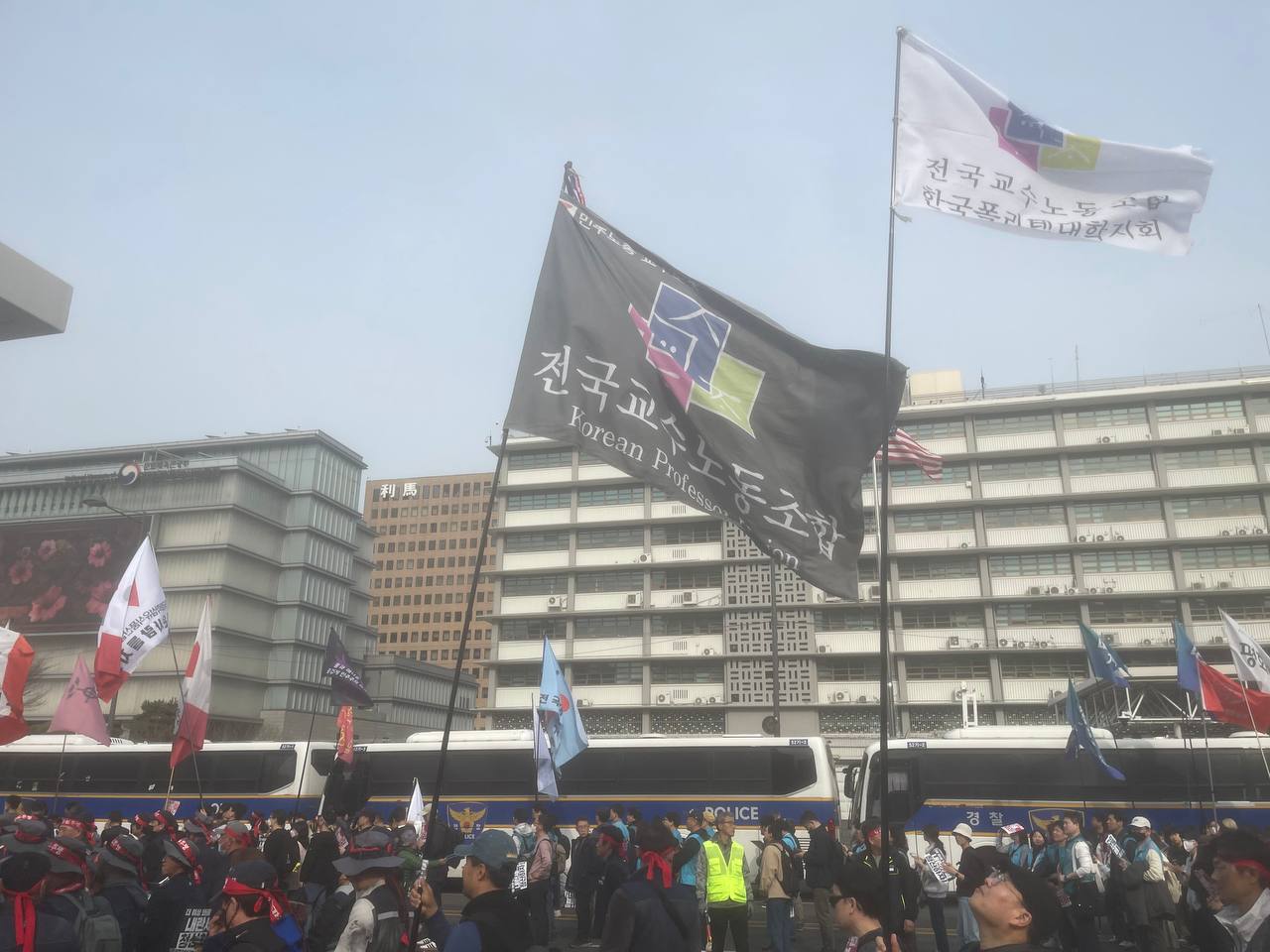 민주노총 3.27 총파업 본대회에서 본부와 폴리텍대지회 깃발이 휘날리고 있다