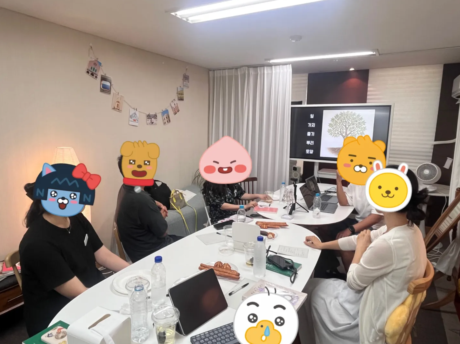 오붓하게 모여서 제3자의 고민을 두고 이야기를 나눴어요.