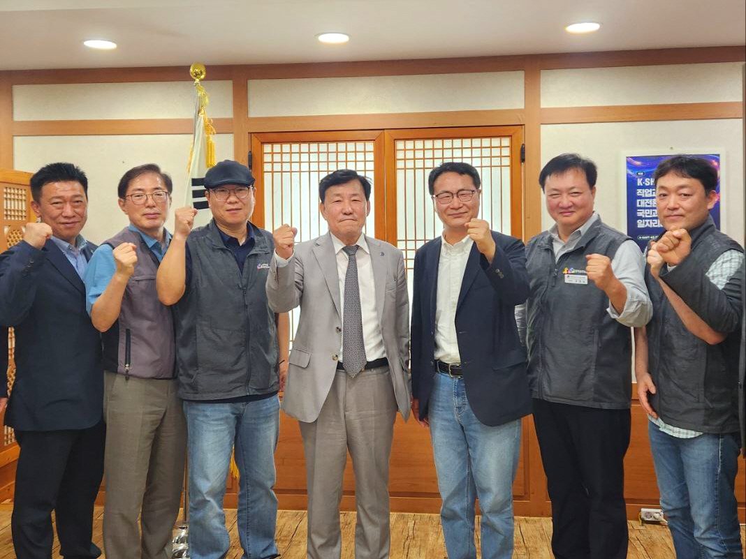 지난 6월 17일 진행된 폴리텍대 이사장과 교수노조 간 간담회 뒤 사진촬영