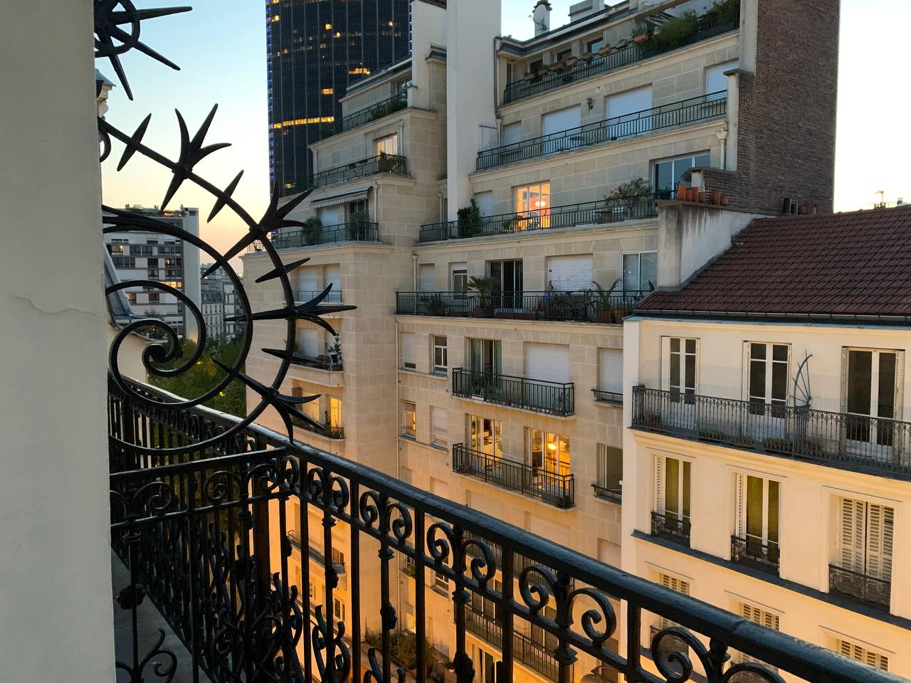 첫날 숙소. 기욤 아폴리네르의 사인이 1층에 있었다. 파리의 발코니들에 있는 모든 문양들?이 정말 끔찍하다고 생각했음&nbsp;