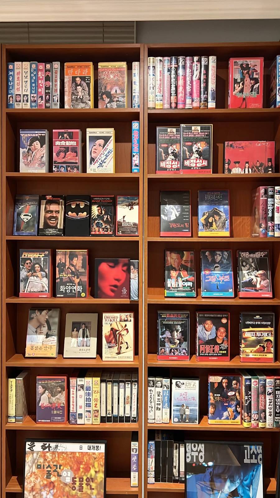 요즘 한창 꾸미고 있다는 최지웅 디자이너의 비디오 방 (2)