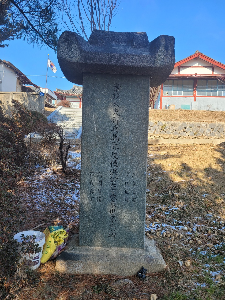 모충사에 남아있는 충청 병마절도사를 지낸 홍재희의 영세불망비.&nbsp;