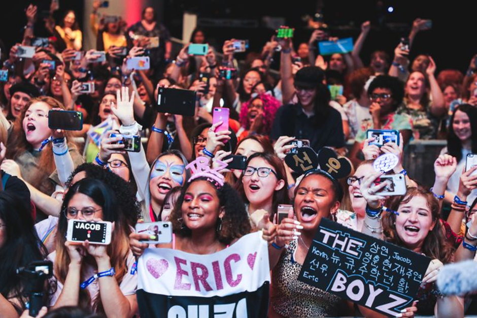 미국의 K팝 팬들. 이들의 관심은 자신이 선망하는 아이돌에 집중되어 있으며, 이로 인해 부가적으로 발생되는 한국 문화/한국계 미국인 문화에 대한 낙수효과적 관심은 상대적으로 적을 수밖에 없다.