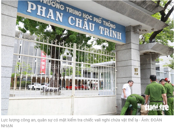 수상한 물건이 든 것으로 의심되는 가방을 검사하러 공안과 군 부대가 출동했습니다