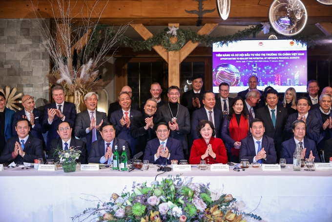 팜 밍 칭 총리와 대표단은 1/17, 스위스 다보스에서 베트남 금융시장의 잠재력과 투자 기회에 대한 포럼에 참석했습니다.