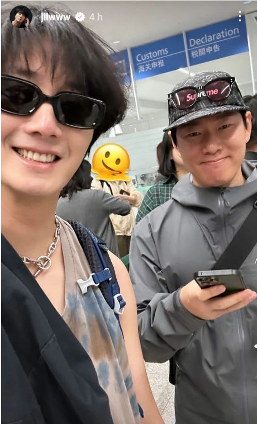 정일우가 노이바이 공항에서 매니저와 함께 찍은 사진