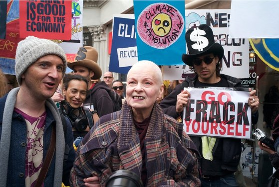 삭발한 비비안 웨스트우드. 2014년 기후 변화에 대한 경각심을 강조하기 위해 자신의 트레이드 마크인 풍성한 백발을 밀어 버렸다. ⓒ 비비안 웨스트우드 홈페이지