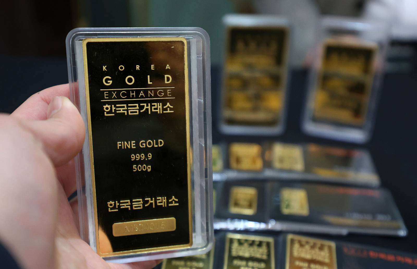 금값이 역대 최고치를 찍은 가운데, 12일 한국금거래소에서 거래가 이뤄지고 있다. 뉴시스